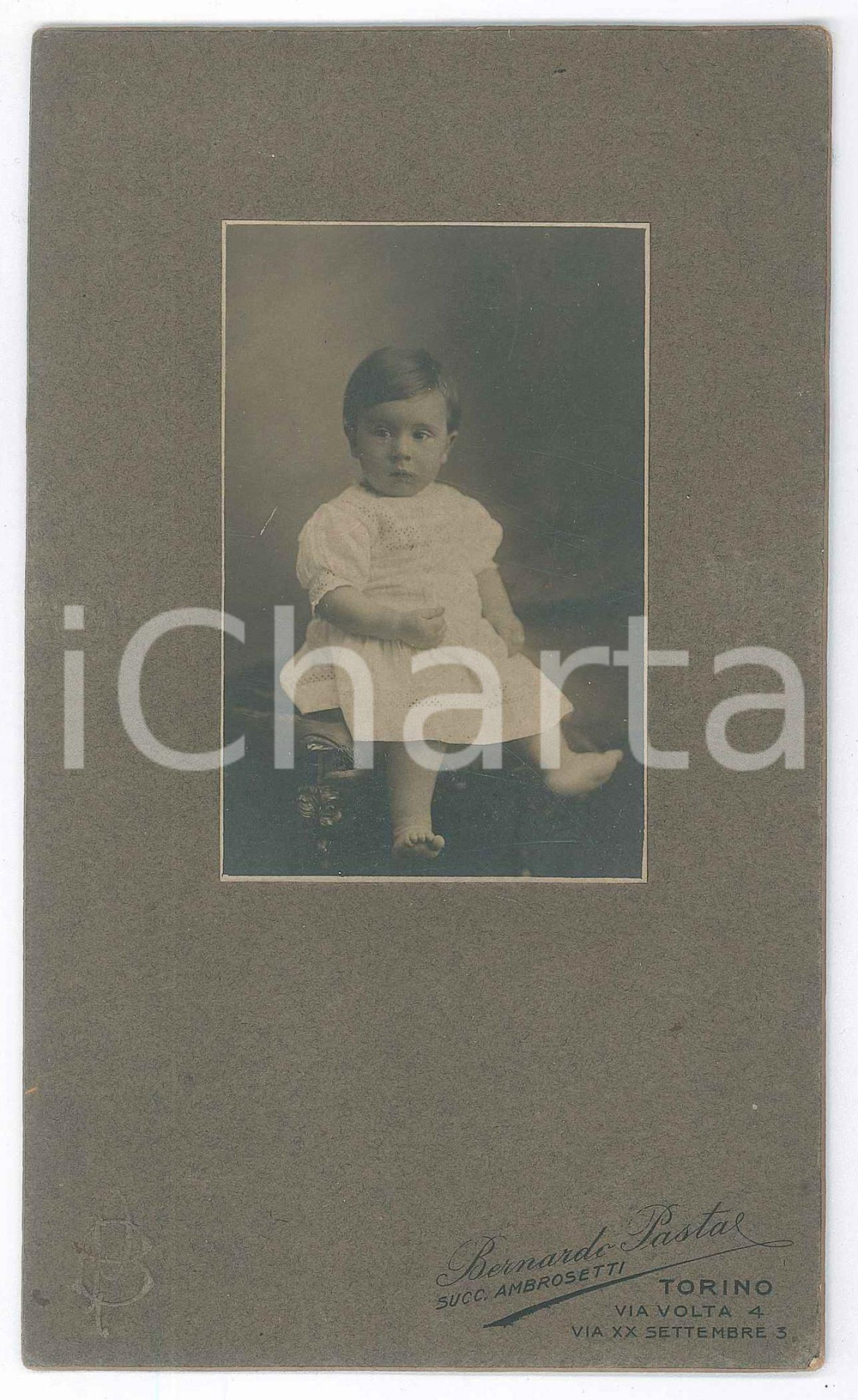 Fotografia d epoca originale 1910 ca TORINO Bambino in abito bianco  Ritratto  Foto Bernardo PASTA 10x17 1