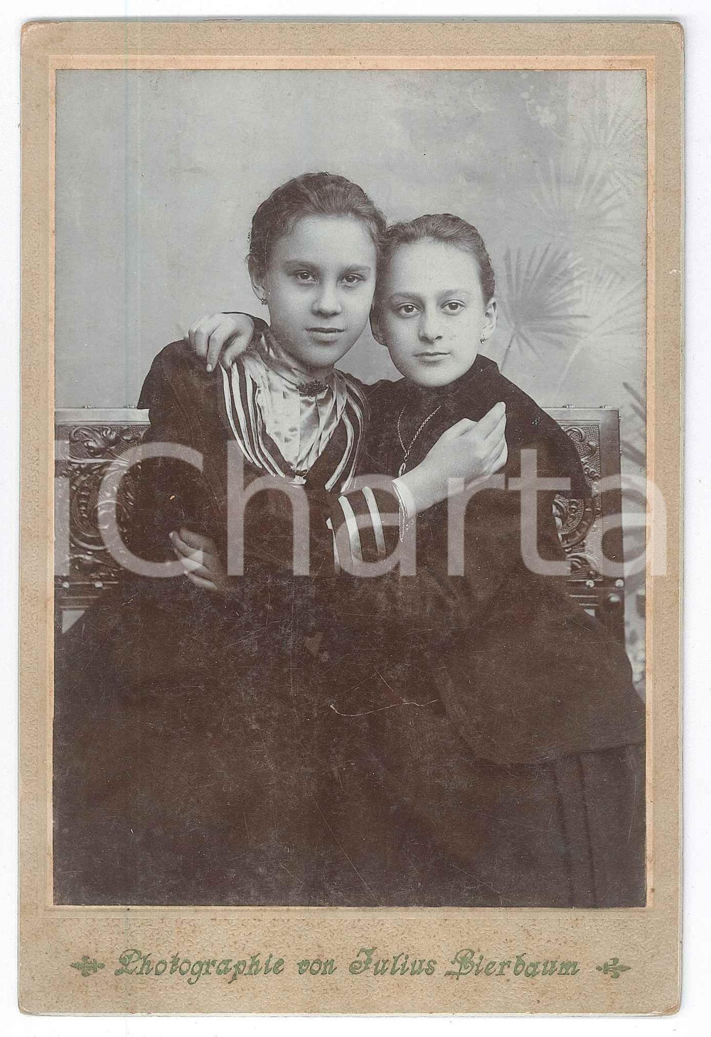 Fotografia d epoca originale 1915 ca GERMANY Portrait of two young sisters  Photo Julius BIERBAUM 11x16 1