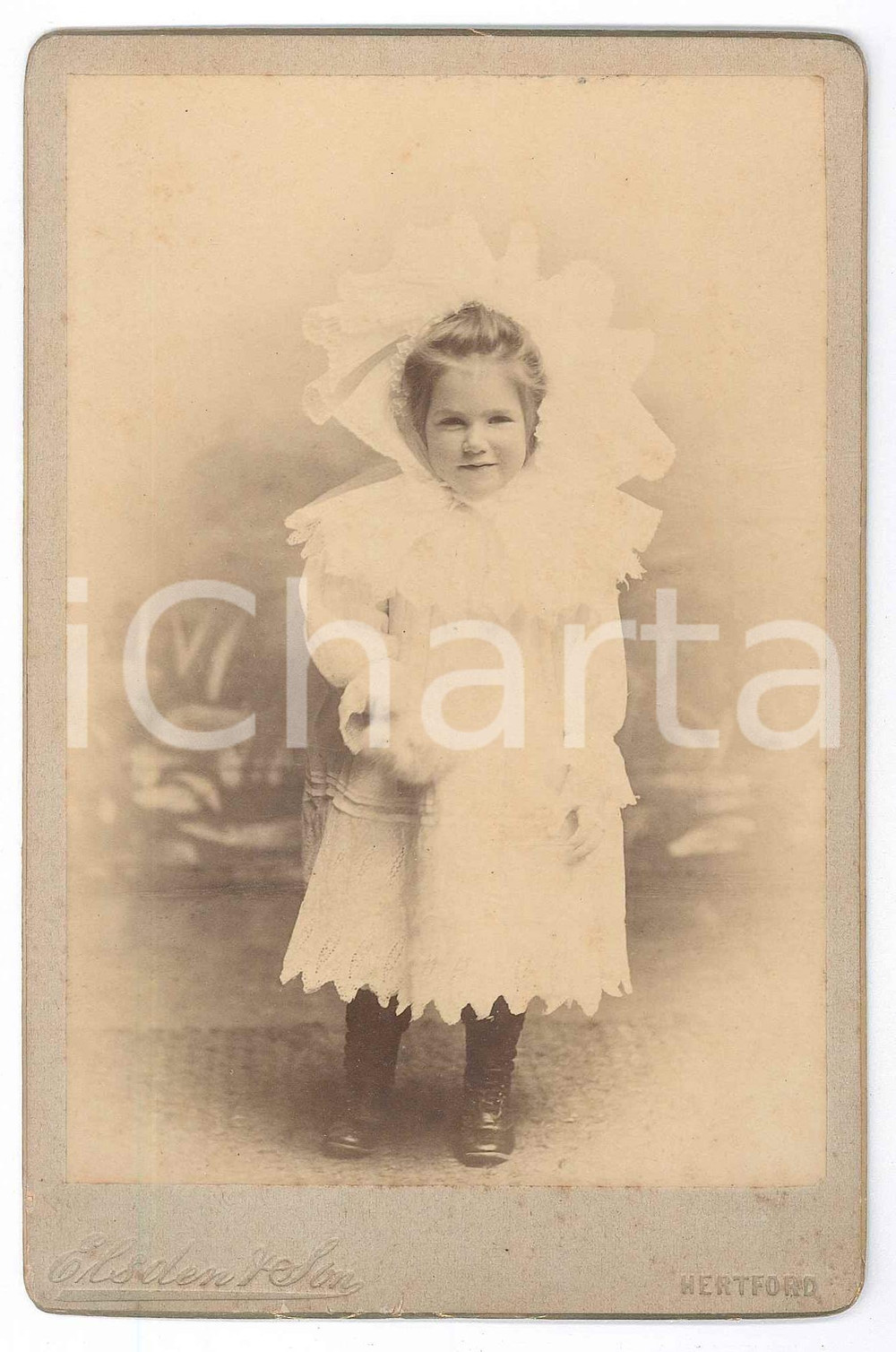 Fotografia d epoca originale 1880 ca HERTFORD UK Little girl in a white dress  Photo ELSDEN 10x16 cm 1
