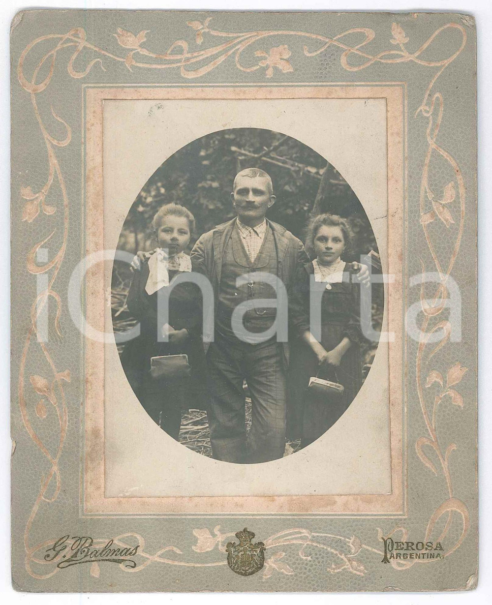 Fotografia d epoca originale 1910 ca PEROSA ARGENTINA Padre con le due figlie con borset10  Foto G. BALMAS 1