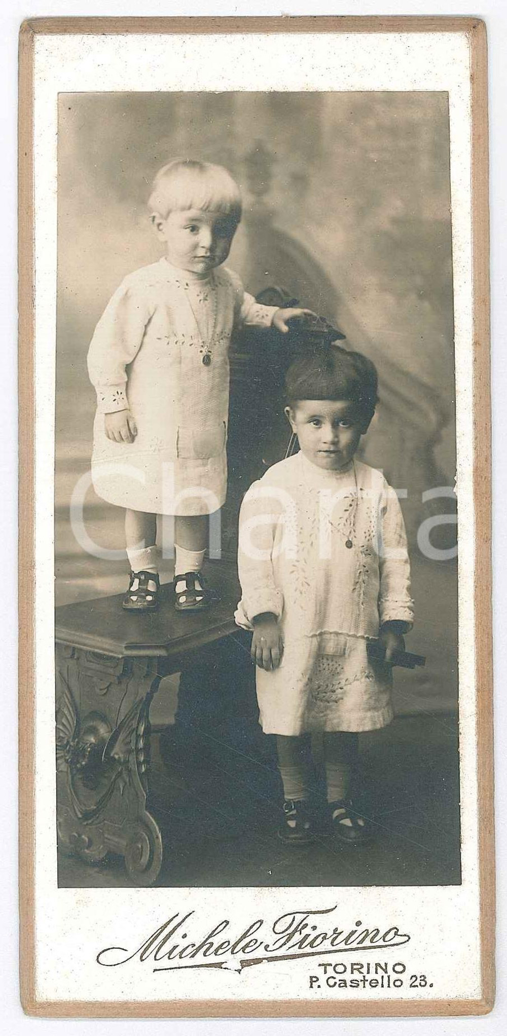 Fotografia d epoca originale 1900 ca TORINO Due fratelli bambini in abito bianco  Foto Michele FIORINO 1