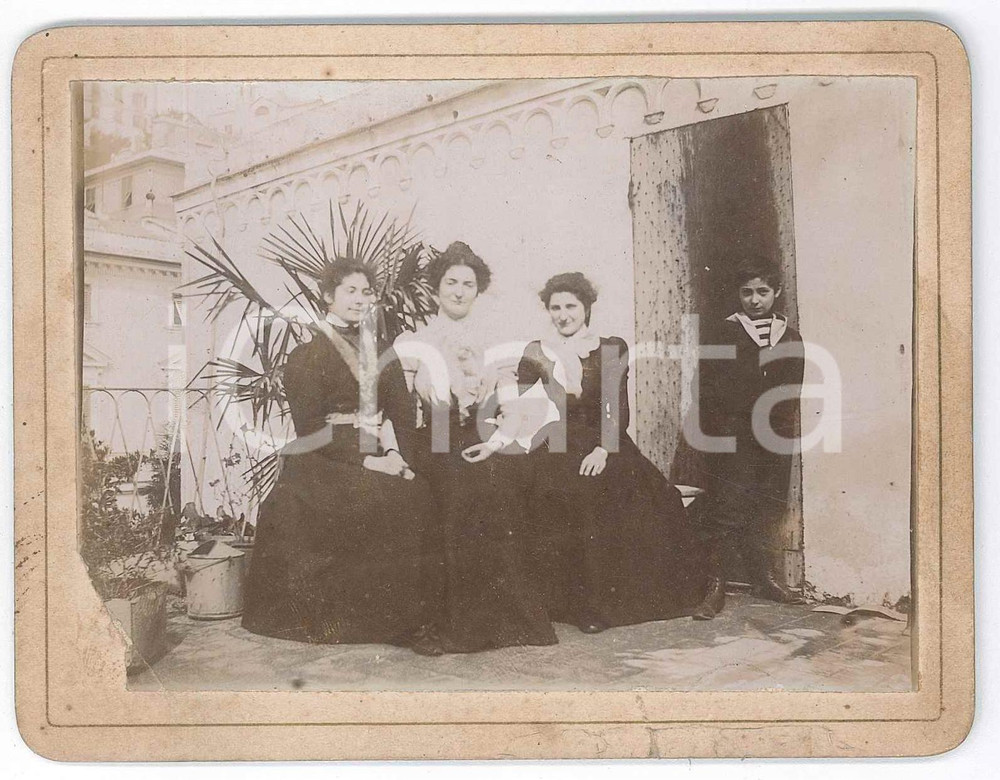 Fotografia d epoca originale 1915 ca COSTUME ITALIA Tre donne con bambino in terrazzo  Foto anonima 13x10 cm 1