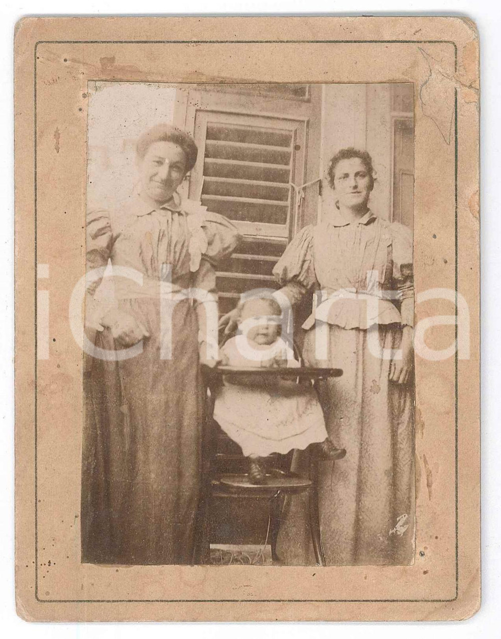 Fotografia d epoca originale 1915 ca COSTUME  ITALIA  Donne con bambino nel seggiolone  Foto anonima 10x13 1