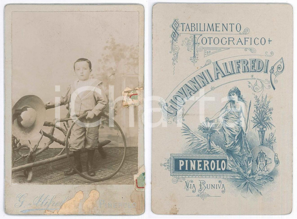 Fotografia d epoca originale 1905 ca PINEROLO Bambino con cerchio e paglietta  Foto Giovanni ALIFREDI 1
