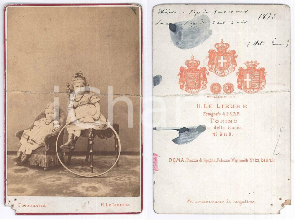 1873 TORINO Ritratto di due bambine - Foto LE LIEURE DANNEGGIATA 11x16 cm Fotografia d'epoca su cartoncino rigido, che ritrae "Th&eacute;r&egrave;se" e "Louise".Didascalia manoscritta al verso. VERY POOR/gravemente danneggiato profonda piegatura centrale; macchie al verso; mancanza angolare; piccoli fori Formato: 11x16 cm originale e autentica 1