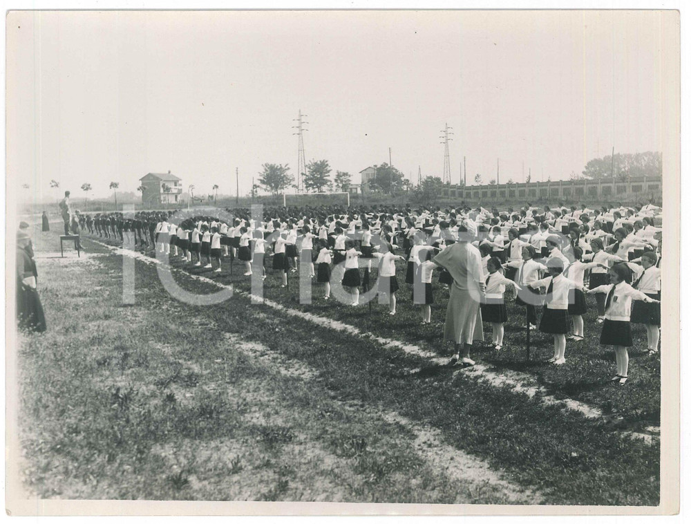 Fotografia d epoca originale 1935 ca FASCISMO Area NOVARA Piccole italiane  Esercitazione ginnica  Foto 1