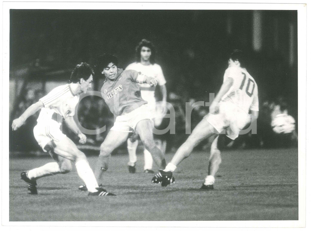 Fotografia d epoca originale 1989 CALCIO COPPA UEFA Finale NAPOLISTOCCARDA   MARADONA vs SIGURVINSSON Foto 1