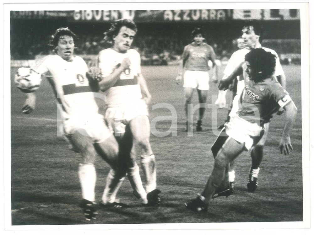 Fotografia d epoca originale 1989 CALCIO COPPA UEFA Finale NAPOLISTOCCARDA Fallo su MARADONA Foto 24x18 1