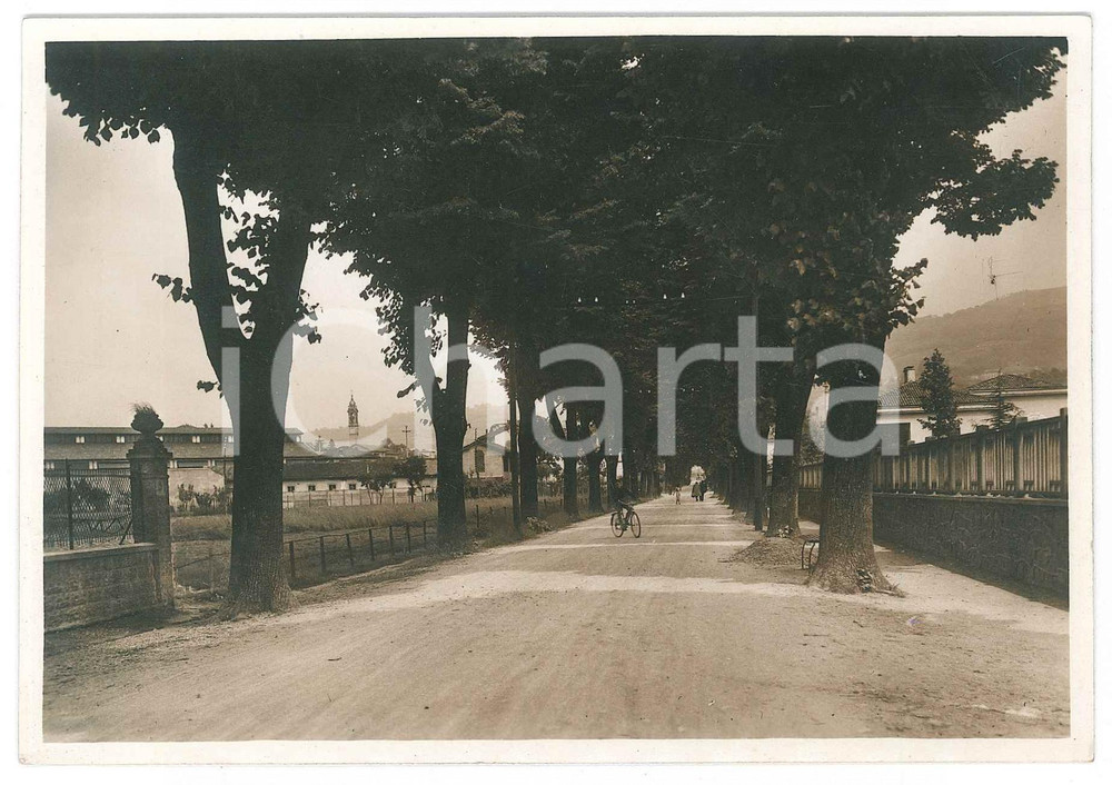 Fotografia d epoca originale 1940 ca OGGIONO LC Viale della Stazione Fotografia ANIMATA bici 15x10 cm 1