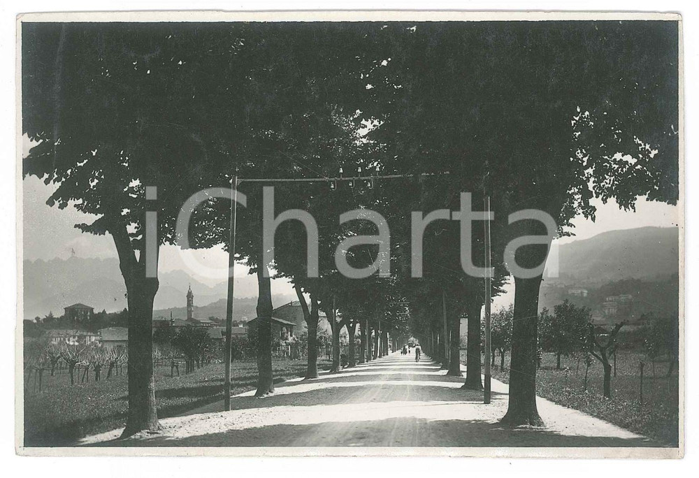 Fotografia d epoca originale 1940 ca OGGIONO LC Viale della Stazione  Fotografia ANIMATA bici 14x9 cm 1