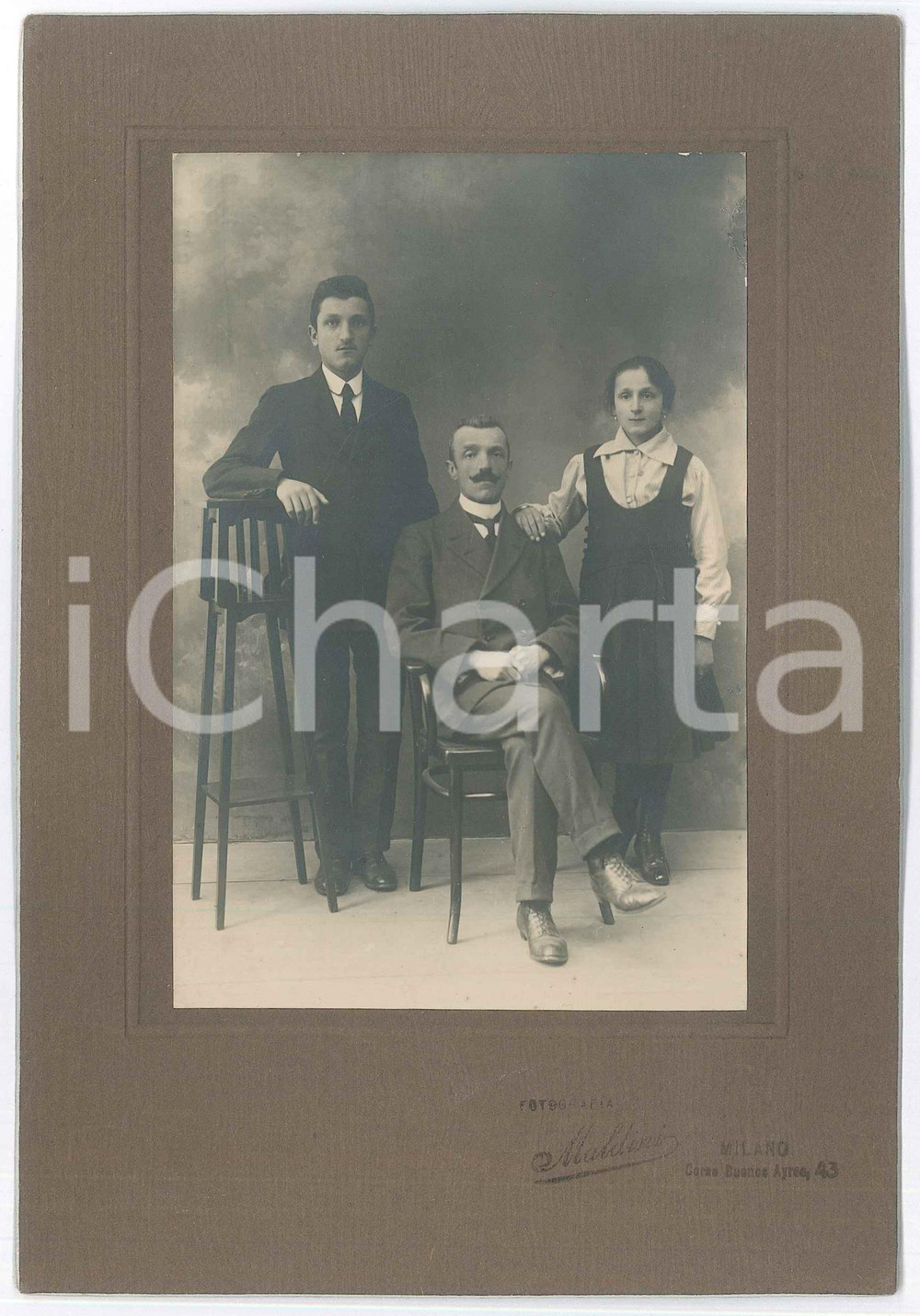 Fotografia d epoca originale 1925 ca MILANO Ritratto di famiglia  Foto MALDINI 14x21 cm 1