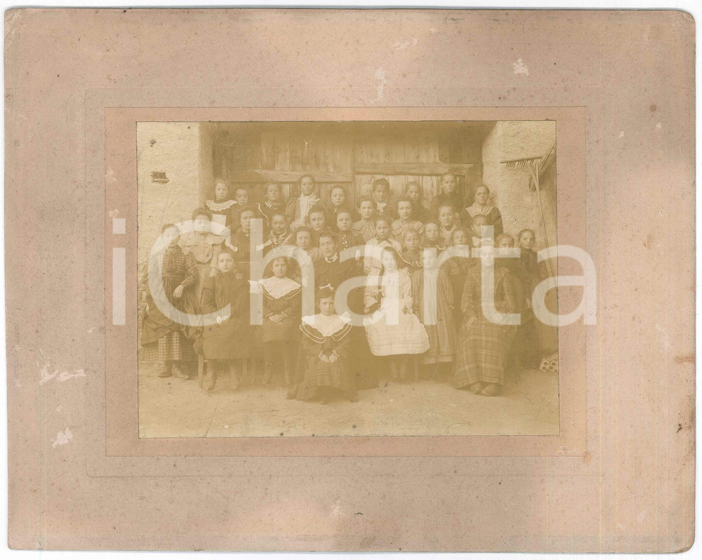 Fotografia d epoca originale 1910 ca COSTUME ITALIA Bambine di un istituto in un cortile di campagna Foto 1