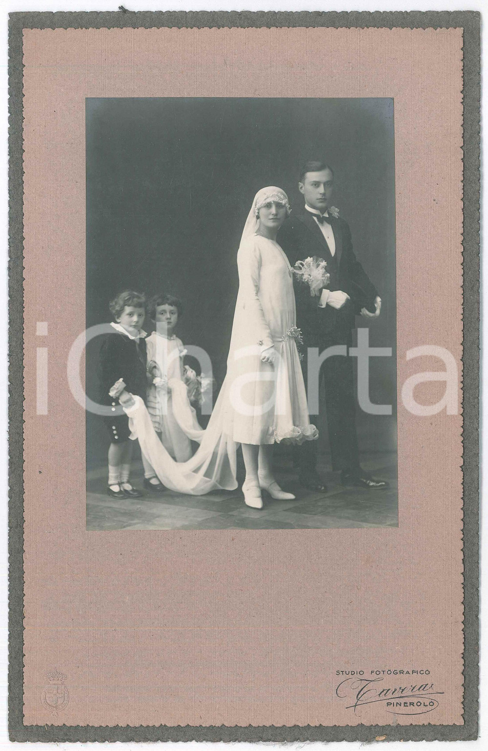Fotografia d epoca originale 1925 ca PINEROLO TO Coppia di sposi con i paggetti Foto TAVERA 18x28 cm 1