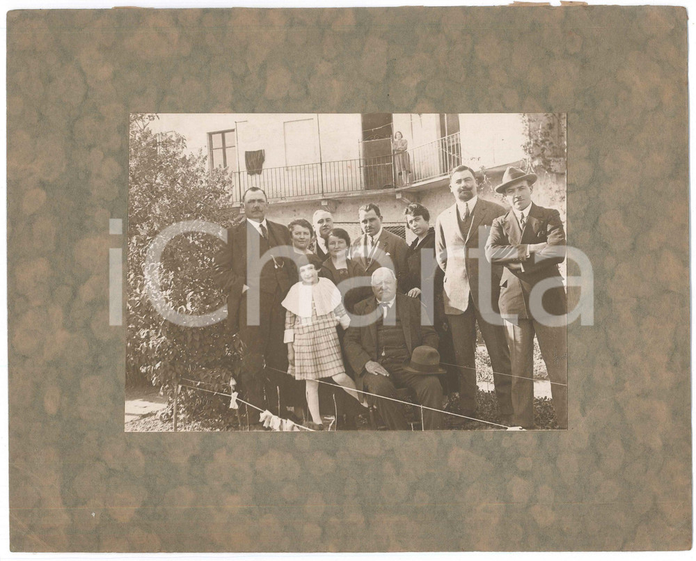 1940 ca ITALIA Gruppo di famiglia in un cortile - Fotografia anonima 31x25 cm