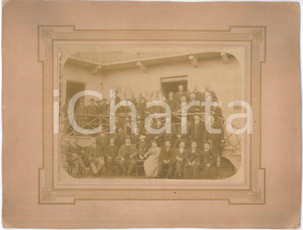 1910 ca ITALIA Ritratto di gruppo in cortile - Fotografia anonima 38x29 cm
