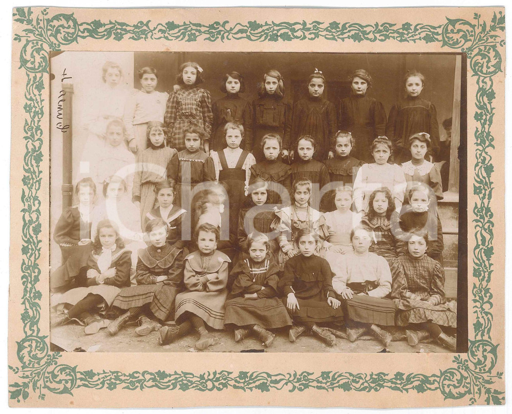 Fotografia d epoca originale 1920 ca CUNEO Classe elementare femminile in cortile Foto 21x17 cm 1