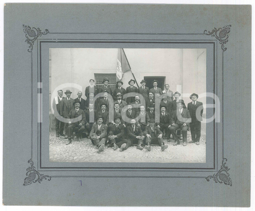 Fotografia d epoca originale 1925 ca COSTUME ITALIA Raduno della leva 1884  Foto di gruppo 26x21 cm 1