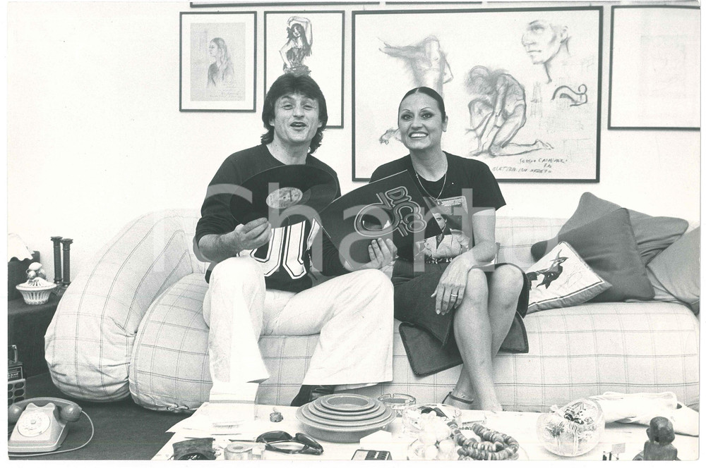 Fotografia d epoca originale 1975 ca ITALIA  MUSICA Tony RENIS Elettra MORINI Foto 30x20 cm 4 1