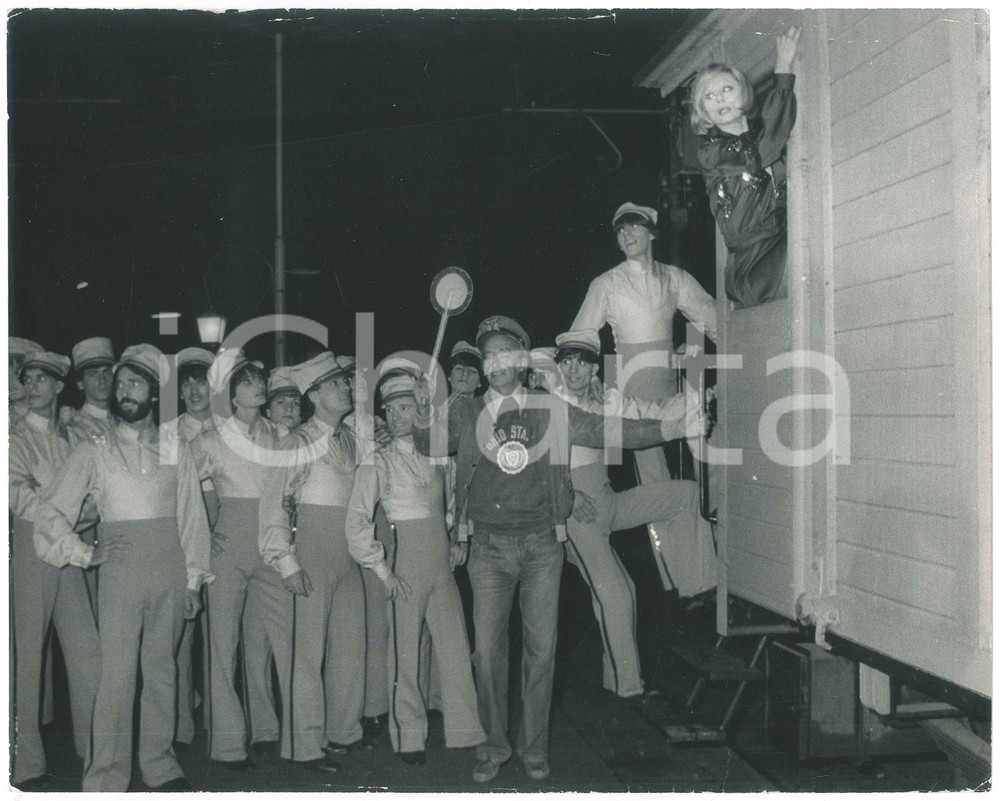 Fotografia d epoca originale 1975 ca ITALIA  SPETTACOLO Sandra MONDAINI con ballerini  Foto 31x24 cm 1