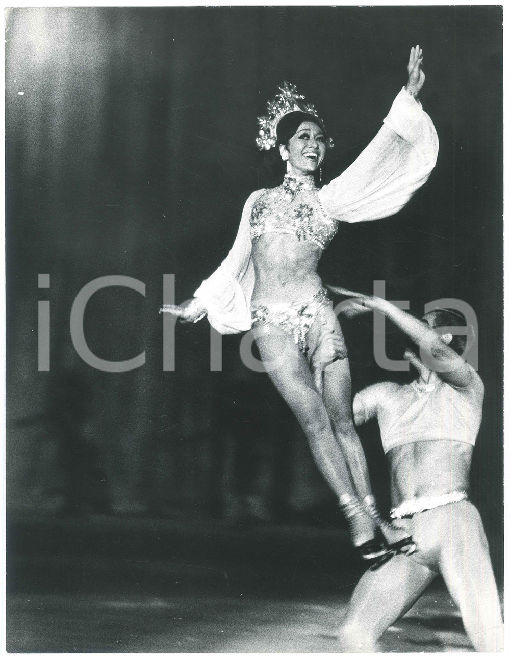 Fotografia d epoca originale 1975 ca MILANO Holiday on ice  Dieter LANGER Hide MIURA durante lo show  Foto 1