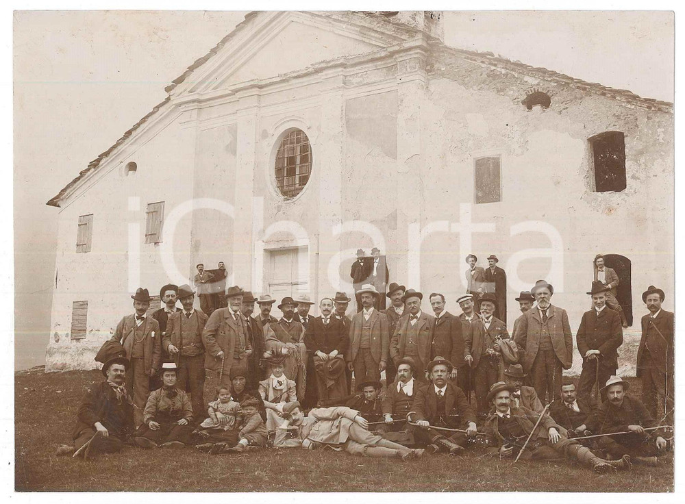 Fotografia d epoca originale 1910 ca PIEMONTE Chiesa abbandonata  Gruppo di escursionisti Foto M. GABINIO 1