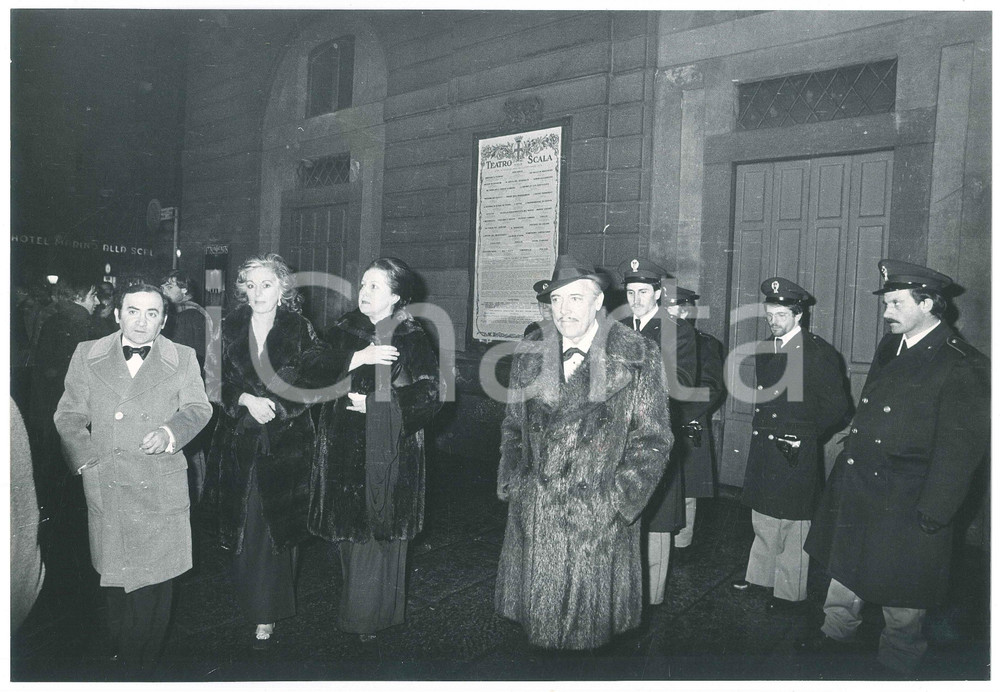 Fotografia d epoca originale 1977 MILANO Prima del Teatro alla Scala  Spettatori e poliziotti  Foto 30x21 1