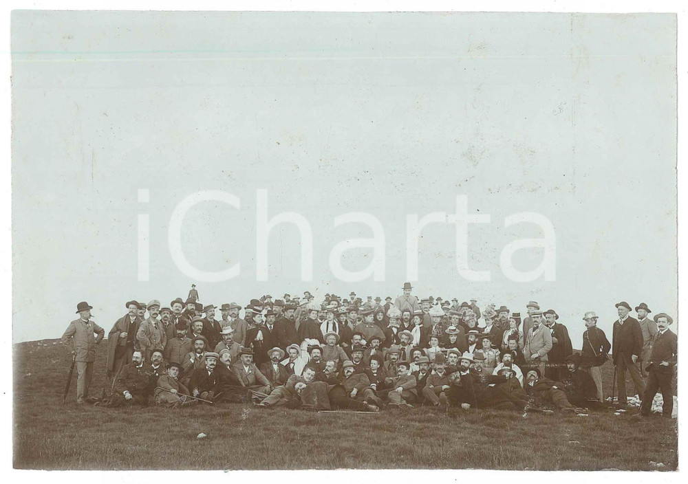 Fotografia d epoca originale 1910 ca PIEMONTE ESCURSIONISMO  Ritratto di gruppo su un prato Foto M. GABINIO 1