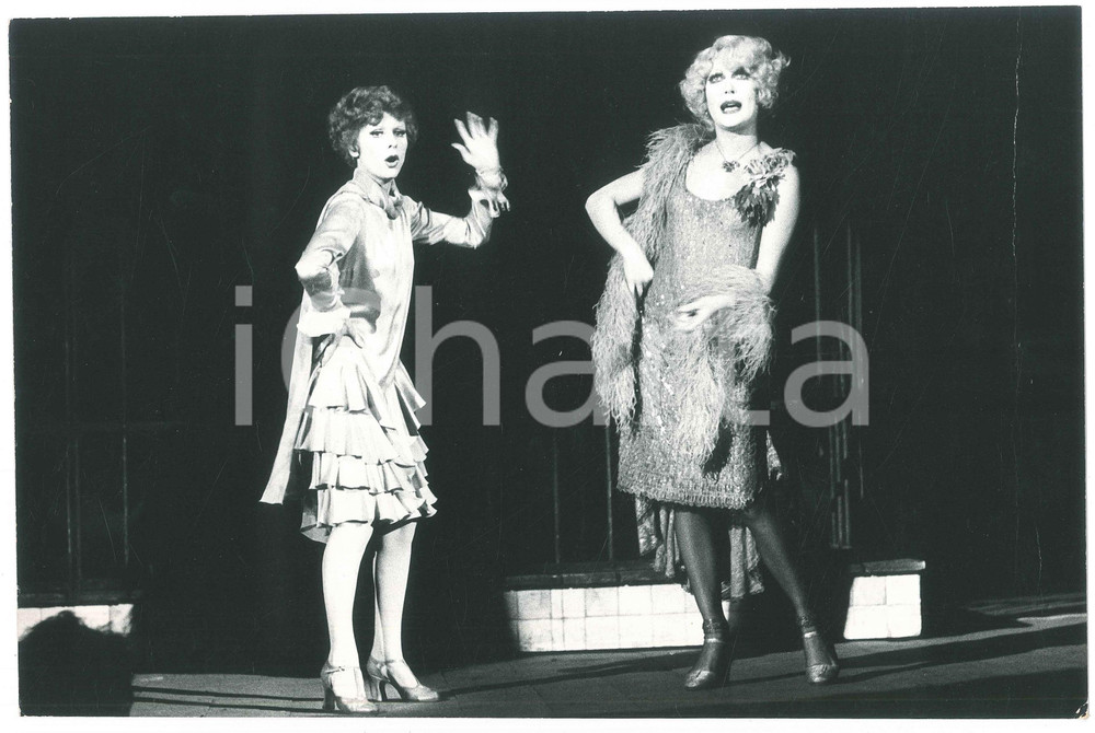 Fotografia d epoca originale 1975 ca MILANO  TEATRO Giulia LAZZARINI e Marianella LASZLO Fotografia 29x19 cm 1