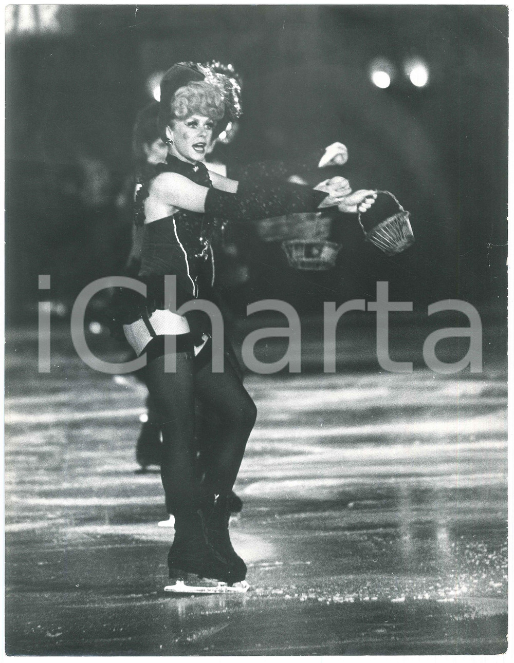 Fotografia d epoca originale 1975 ca MILANO Holiday on ice  Pattinatrice durante lo spettacolo  Foto 24x31 1