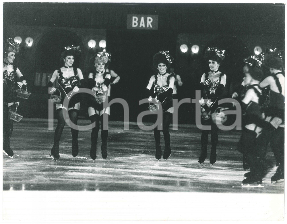 Fotografia d epoca originale 1975 ca MILANO Holiday on ice  Pattinatrici durante lo spettacolo  Foto 31x24 1