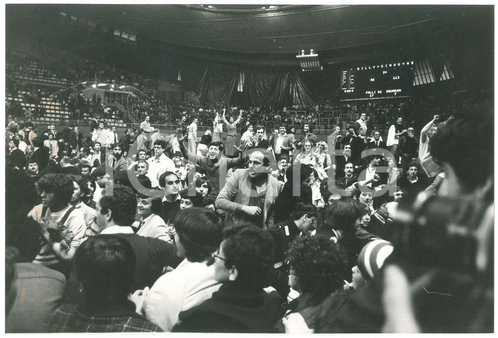 Fotografia d epoca originale 1980 BASKET Billy Milano vs. Sinudyne Bologna  Festeggiamenti vittoria  Foto 1 1