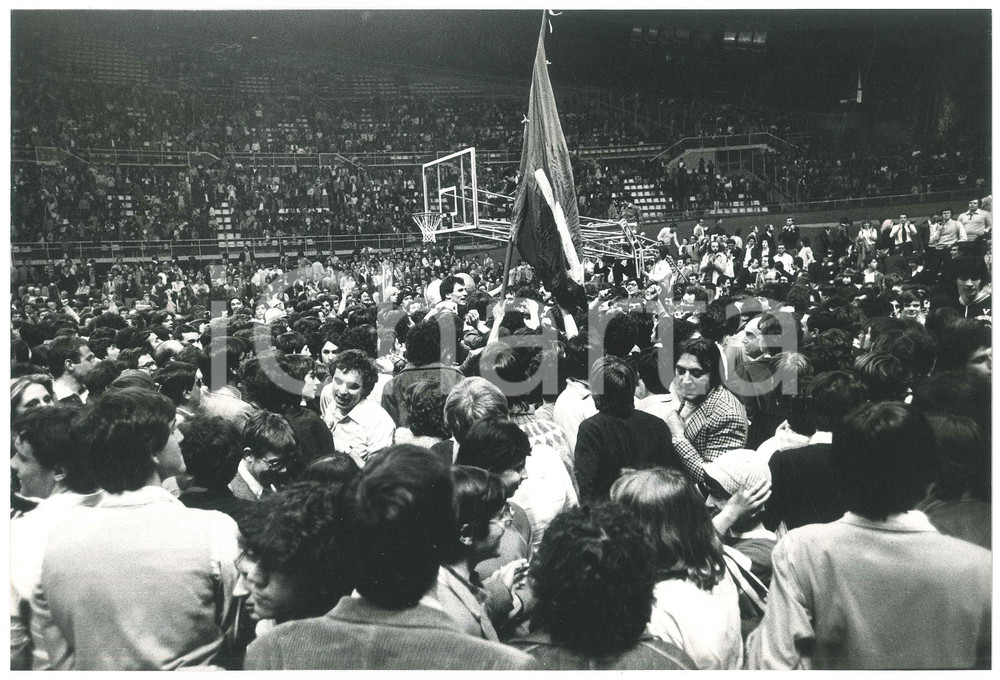 Fotografia d epoca originale 1980 BASKET Billy Milano vs. Sinudyne Bologna  Festeggiamenti vittoria  Foto 2 1