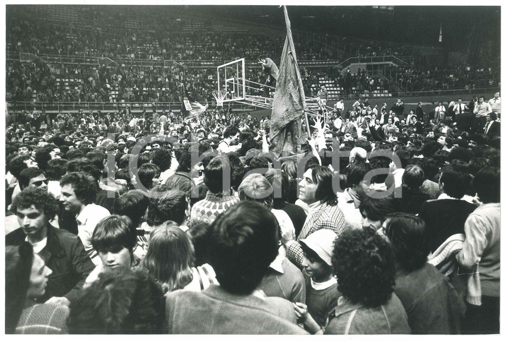 Fotografia d epoca originale 1980 BASKET Billy Milano vs. Sinudyne Bologna  Festeggiamenti vittoria  Foto 3 1