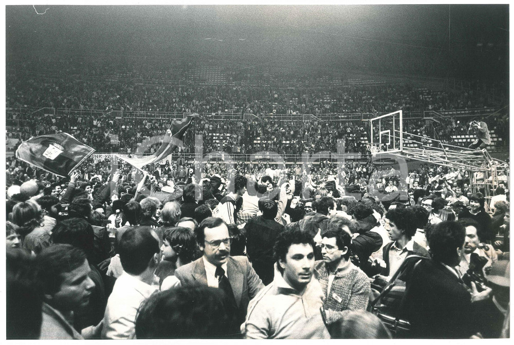 Fotografia d epoca originale 1980 BASKET Billy Milano vs. Sinudyne Bologna  Festeggiamenti vittoria  Foto 4 1