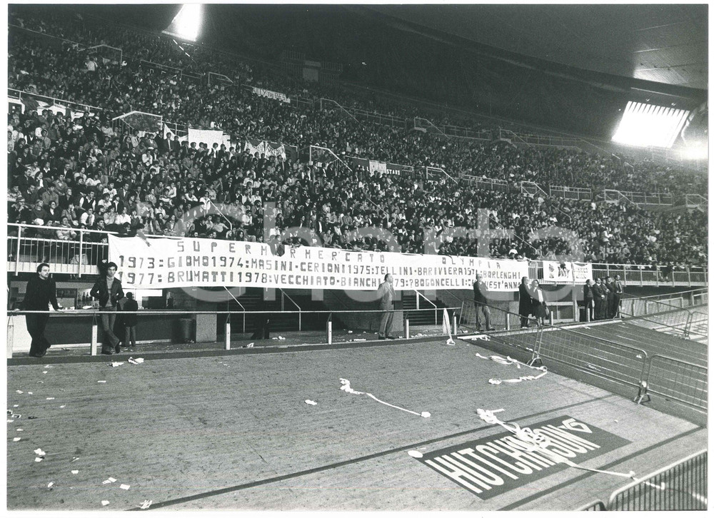 Fotografia d epoca originale 1980 BASKET Billy Milano vs. Sinudyne Bologna  Striscione dei tifosi  Foto 1