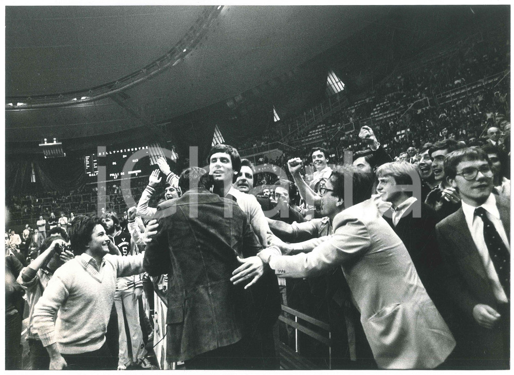 Fotografia d epoca originale 1980 BASKET Billy Milano vs Sinudyne Bologna  Terry DRISCOLL dopo la vittoria 1