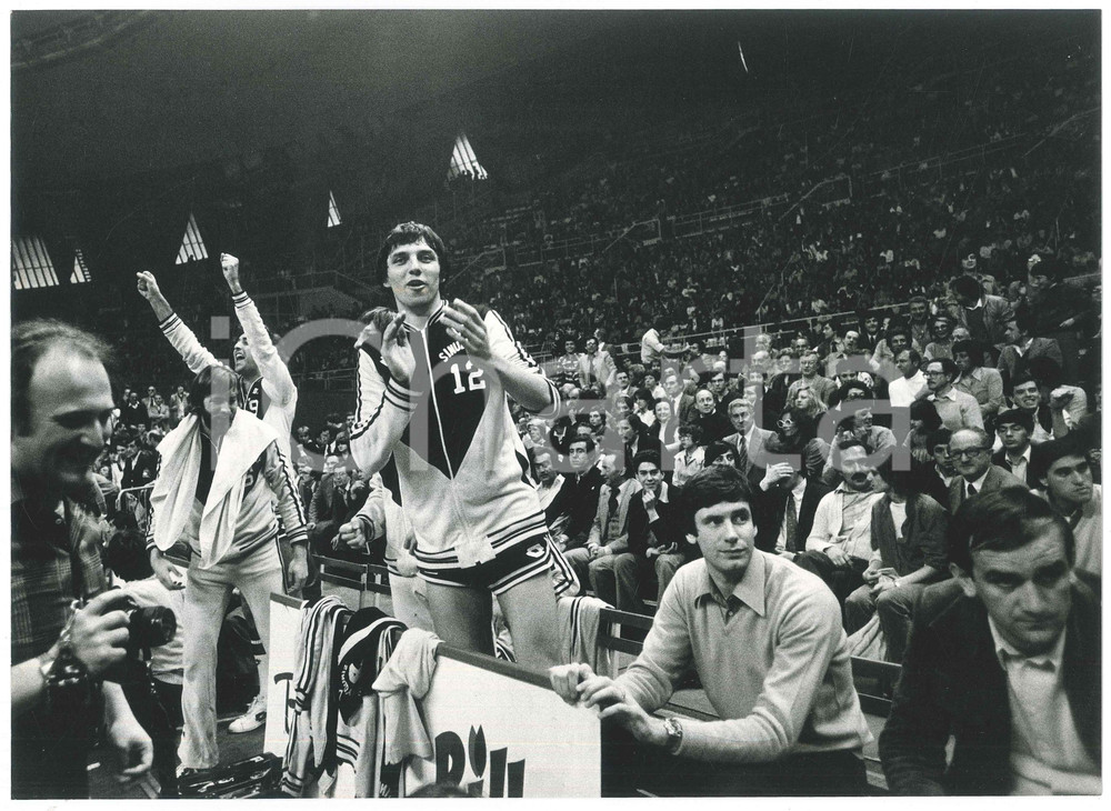 Fotografia d epoca originale 1980 BASKET Billy Milano vs. Sinudyne Bologna  Terry DRISCOLL dopo la vittoria 1