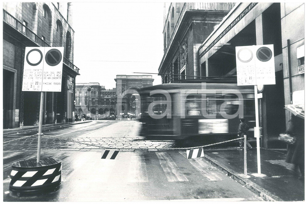 Fotografia d epoca originale 1978 MILANO Galleria Vittorio Emanuele II  Tram in Via Guglielmo Marconi  Foto 1