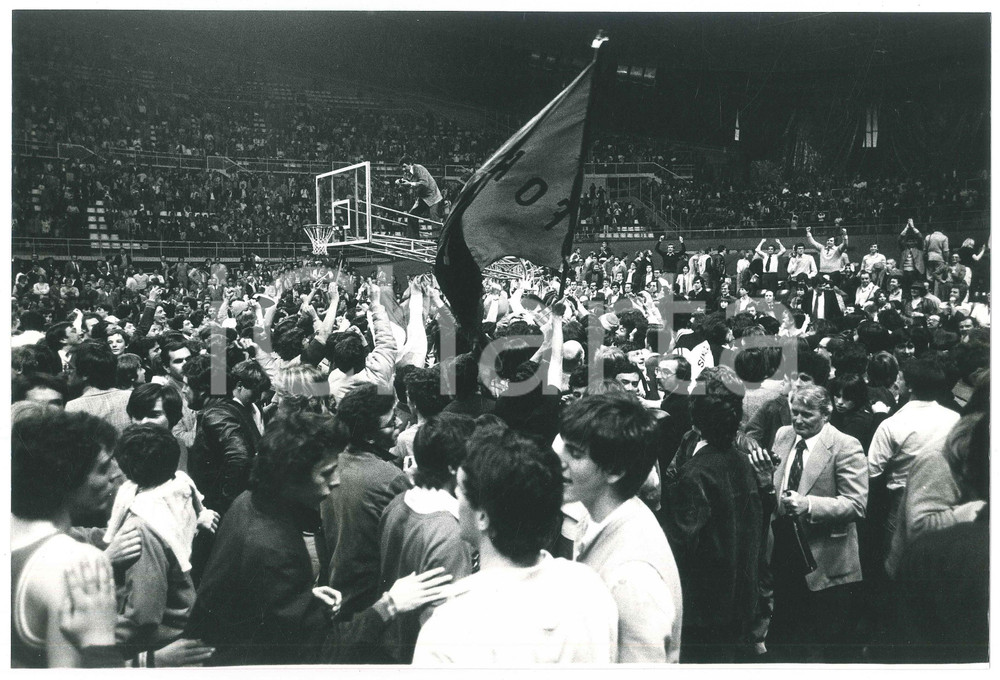Fotografia d epoca originale 1980 BASKET Billy Milano vs. Sinudyne Bologna  Festeggiamenti vittoria  Foto 1