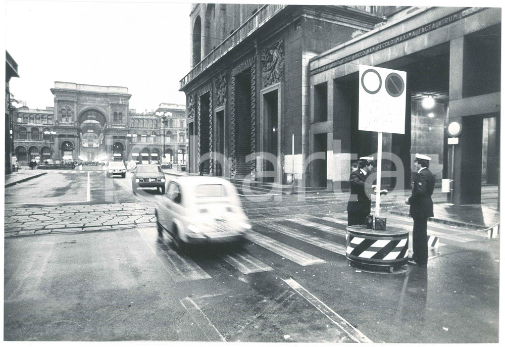 Fotografia d epoca originale 1978 MILANO Via Guglielmo Marconi  Ghisa e Fiat 500  Foto 30x21 cm 1
