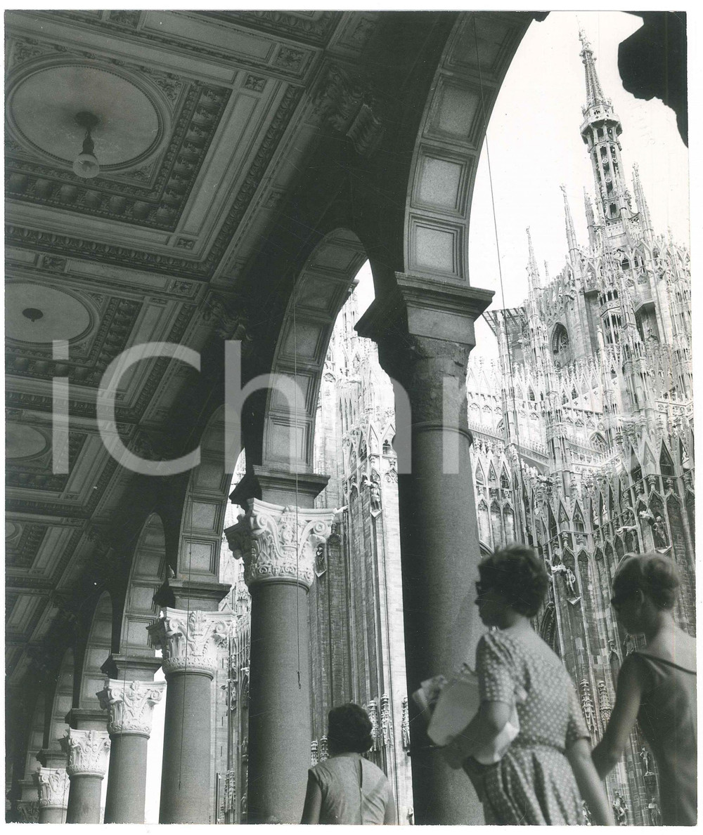 Fotografia d epoca originale 1964 MILANO Galleria Vittorio Emanuele II  Turisti e Duomo  Foto 20x24 cm 1