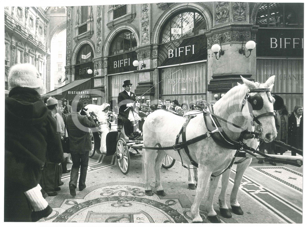 Fotografia d epoca originale 1980 ca MILANO Galleria Vittorio Emanuele II Matrimonio al Ristorante BIFFI Foto 1