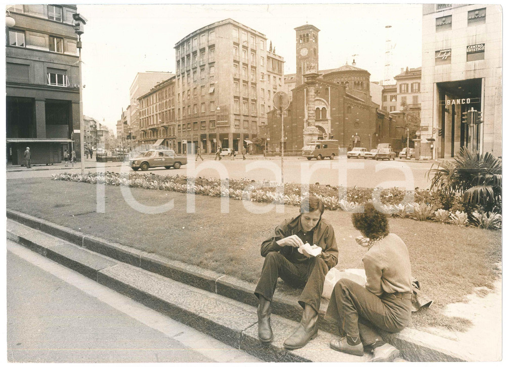 Fotografia d epoca originale 1975 ca MILANO Piazza San Babila  Pranzo al sacco nell aiuola  Foto 30x22 cm 1