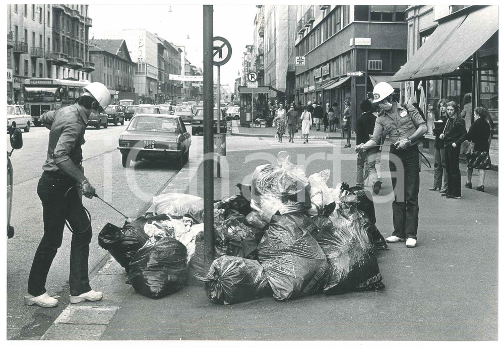Fotografia d epoca originale 1985 ca MILANO Corso Buenos Aires SERVIZIO MEDICO Disinfestazione  Foto 1 1