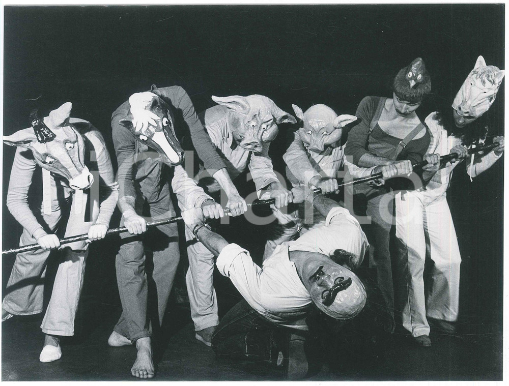Fotografia d epoca originale 1980 ca TEATRO ITALIA  Attori con maschere animali  Foto di scena 24x18 cm 1