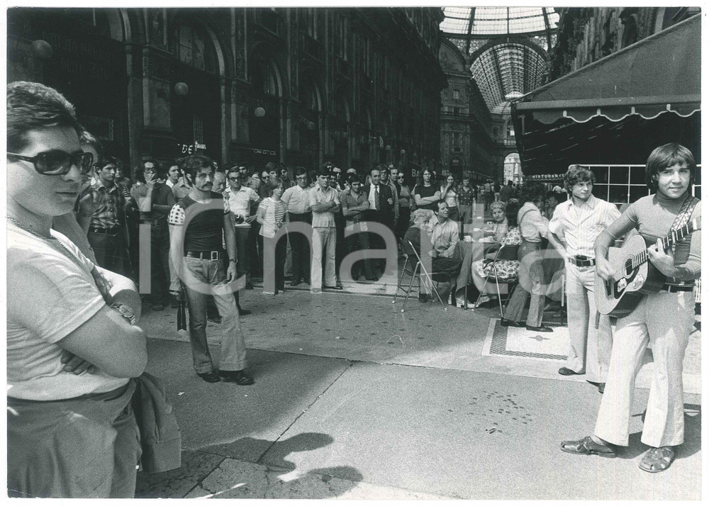 Fotografia d epoca originale 1980 ca MILANO Galleria Vittorio Emanuele II  Musicisti di strada  Foto 28x20 1