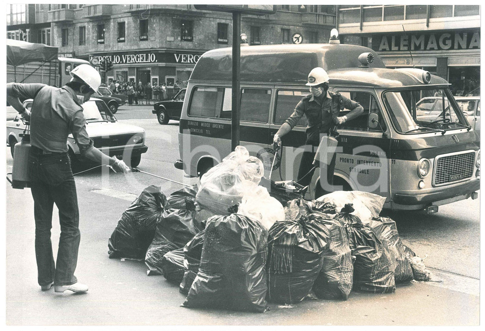 Fotografia d epoca originale 1985 ca MILANO Corso Buenos Aires SERVIZIO MEDICO Disinfestazione  Foto 30x20 1