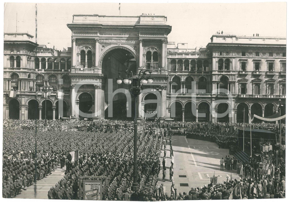 Fotografia d epoca originale 1955 MILANO Piazza Duomo  Celebrazioni festa 25 Aprile  Foto 28x19 cm 1
