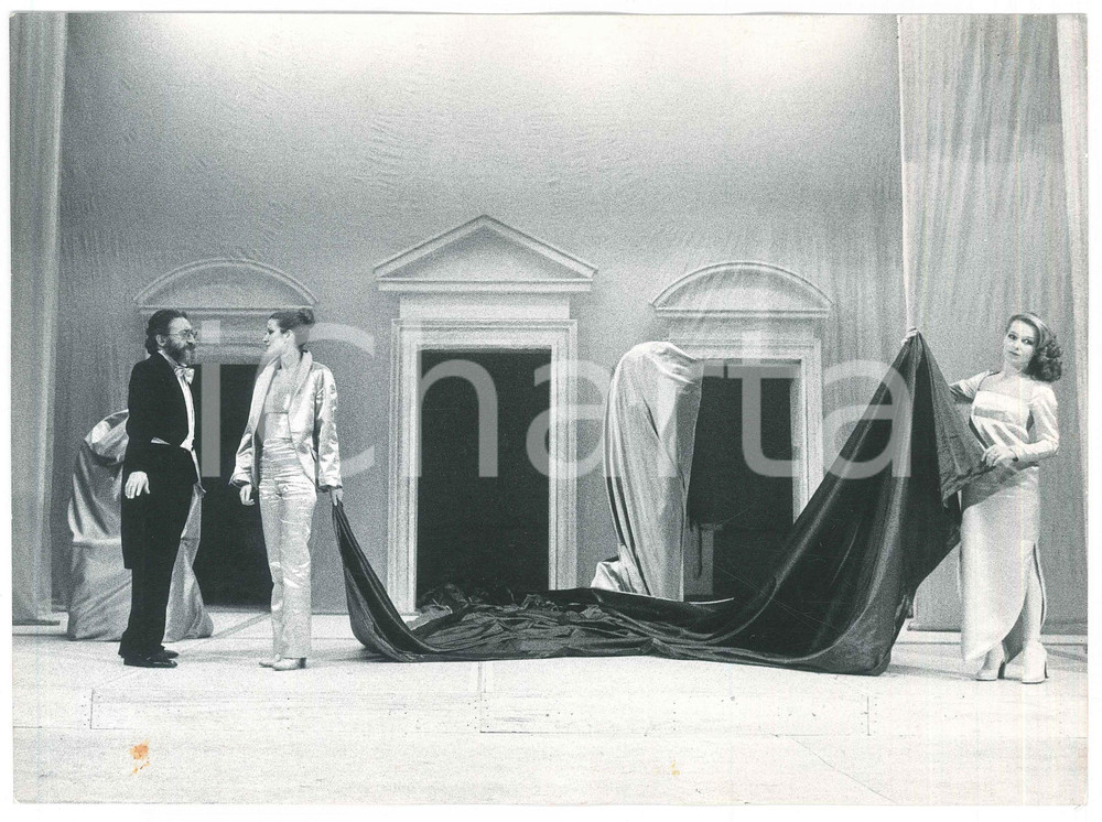 Fotografia d epoca originale 1976 MILANO TEATRO Il misantropo Franco PARENTI Raffaella AZIM Foto 1