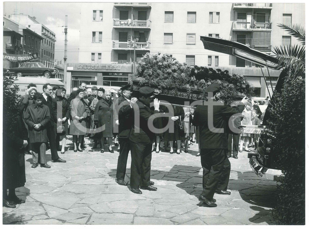 Fotografia d epoca originale 1960 ca COSTUME MILANO Viale Espinasse ang. via Pantelleria  Funerali Foto 2 1
